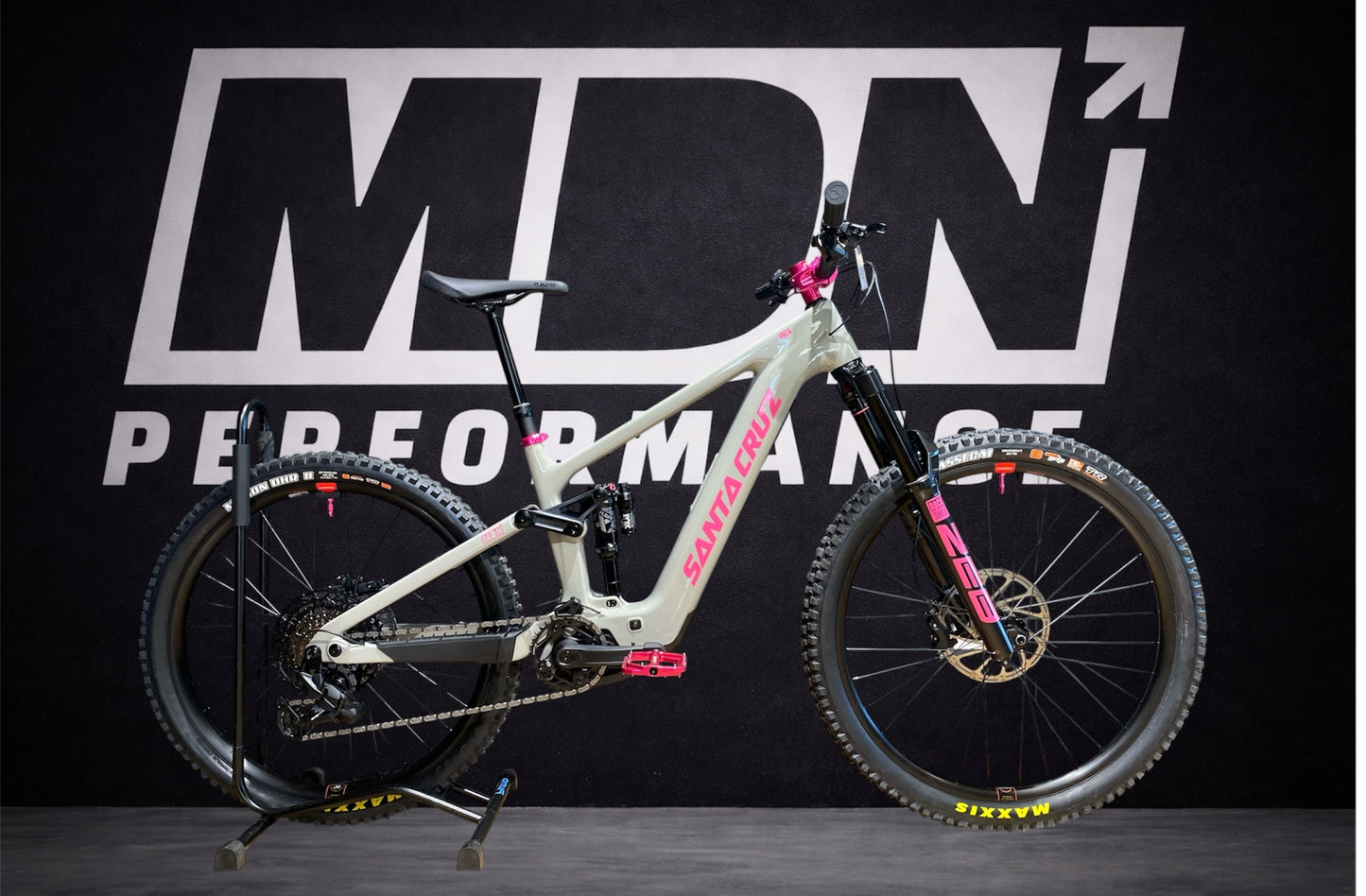 Santa Cruz Vala 70 - Pink Edition