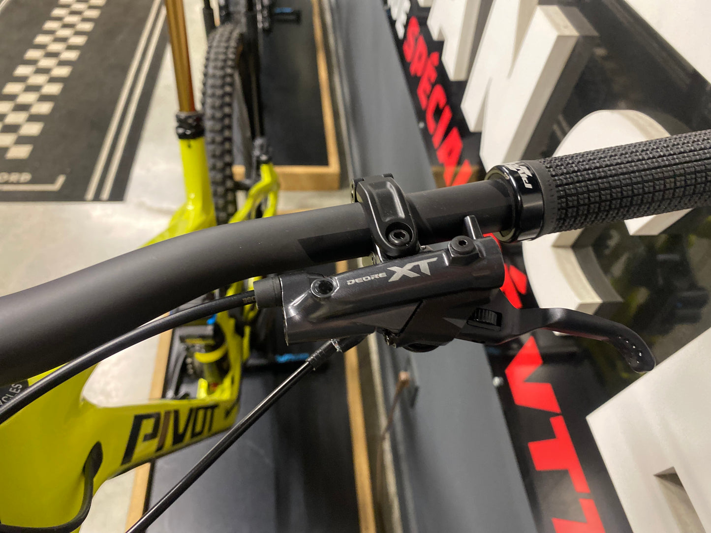 PIVOT FIREBIRD 26 MX YELLOW