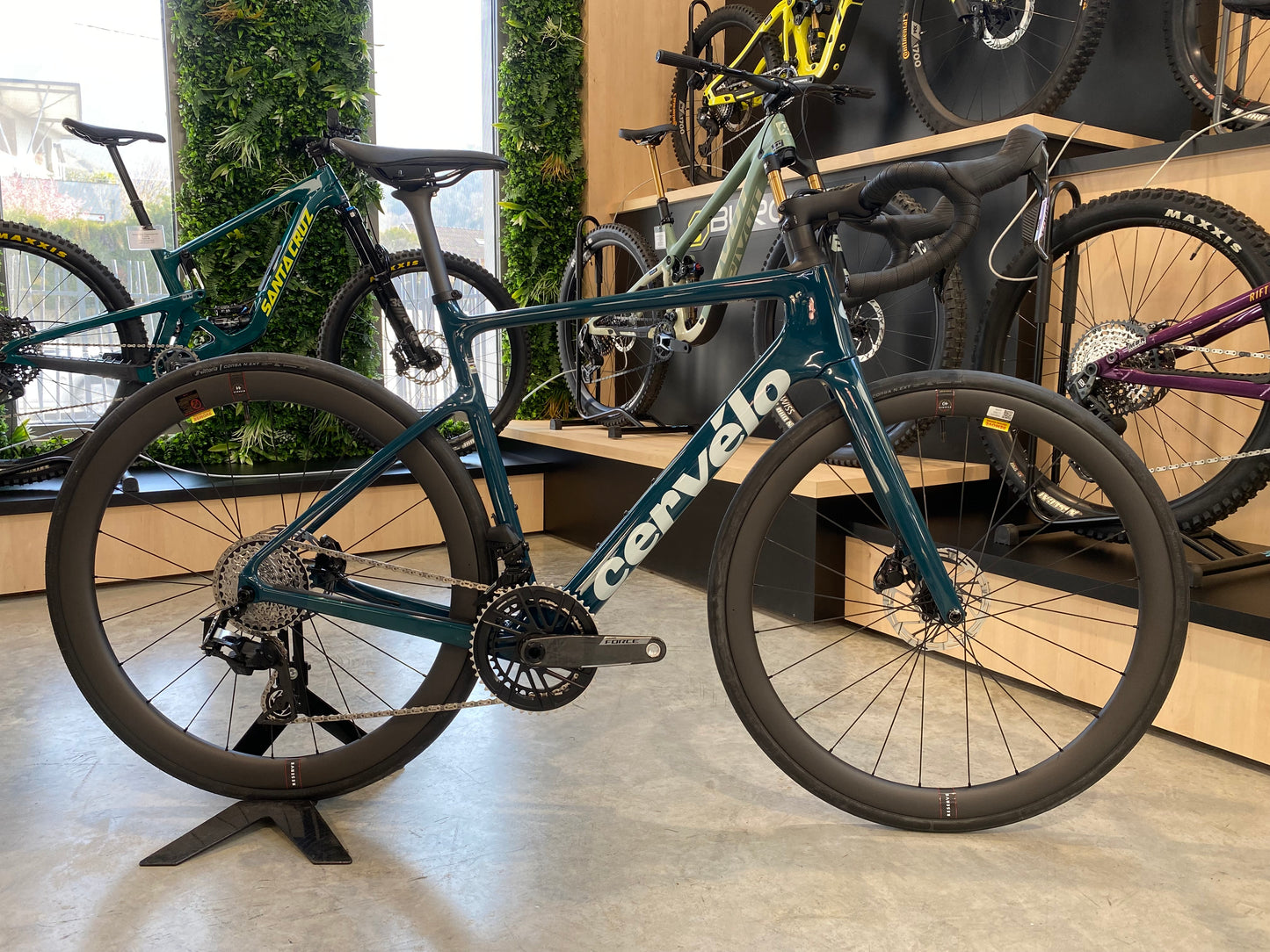 Cervélo Caledonia Force AXS