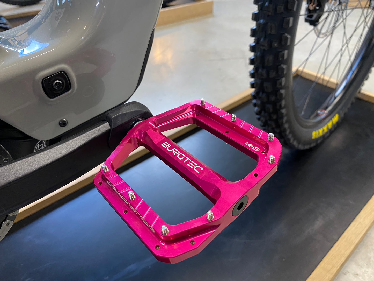 Santa Cruz Vala 70 - Pink Edition