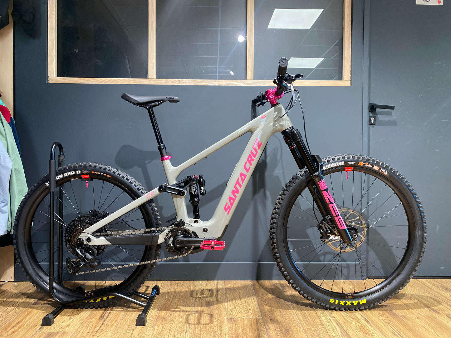 Santa Cruz Vala 70 - Pink Edition