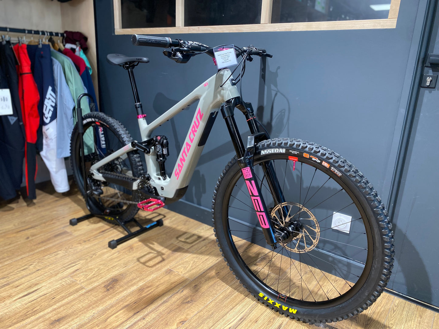 Santa Cruz Vala 70 - Pink Edition