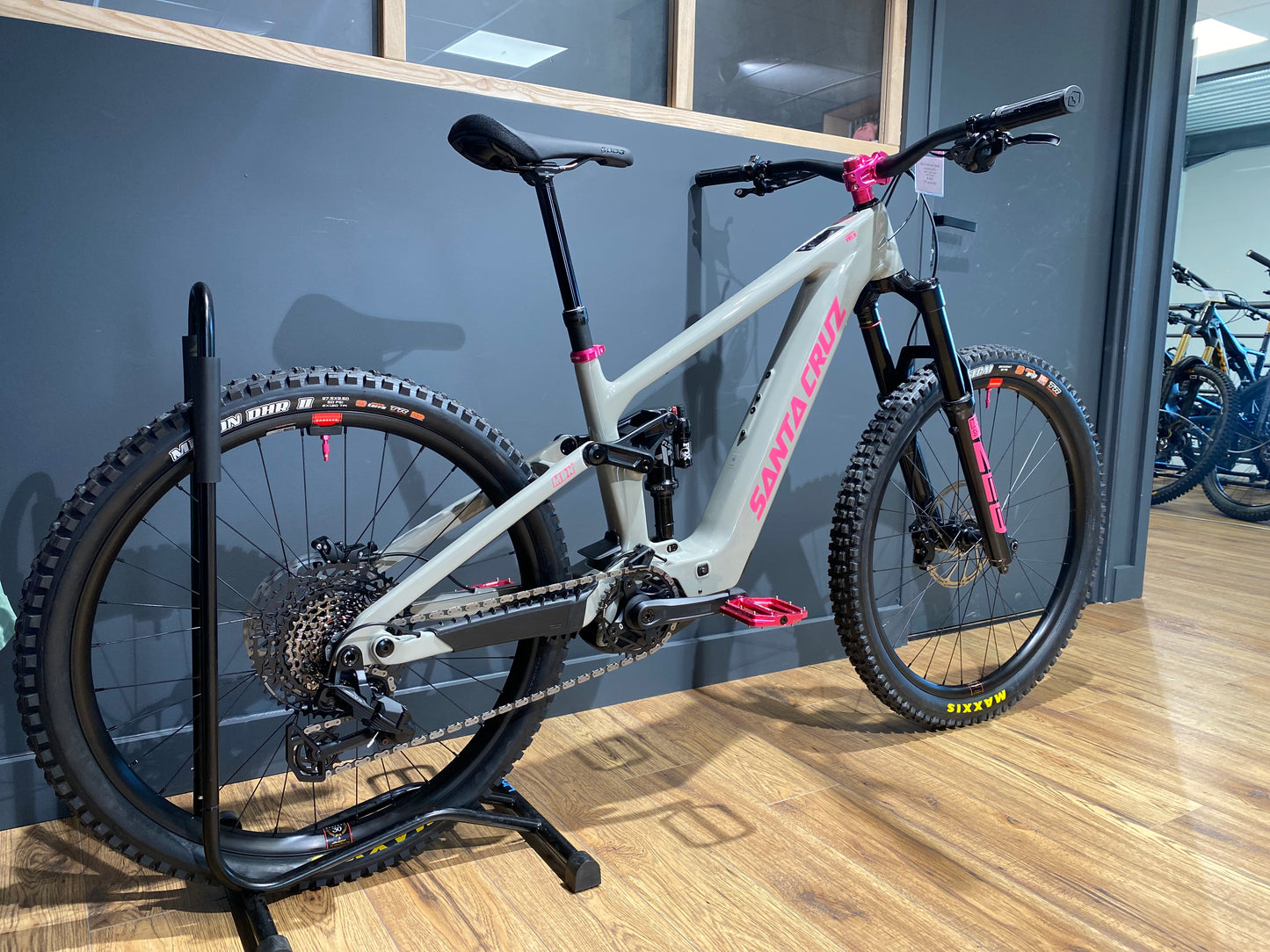 Santa Cruz Vala 70 - Pink Edition