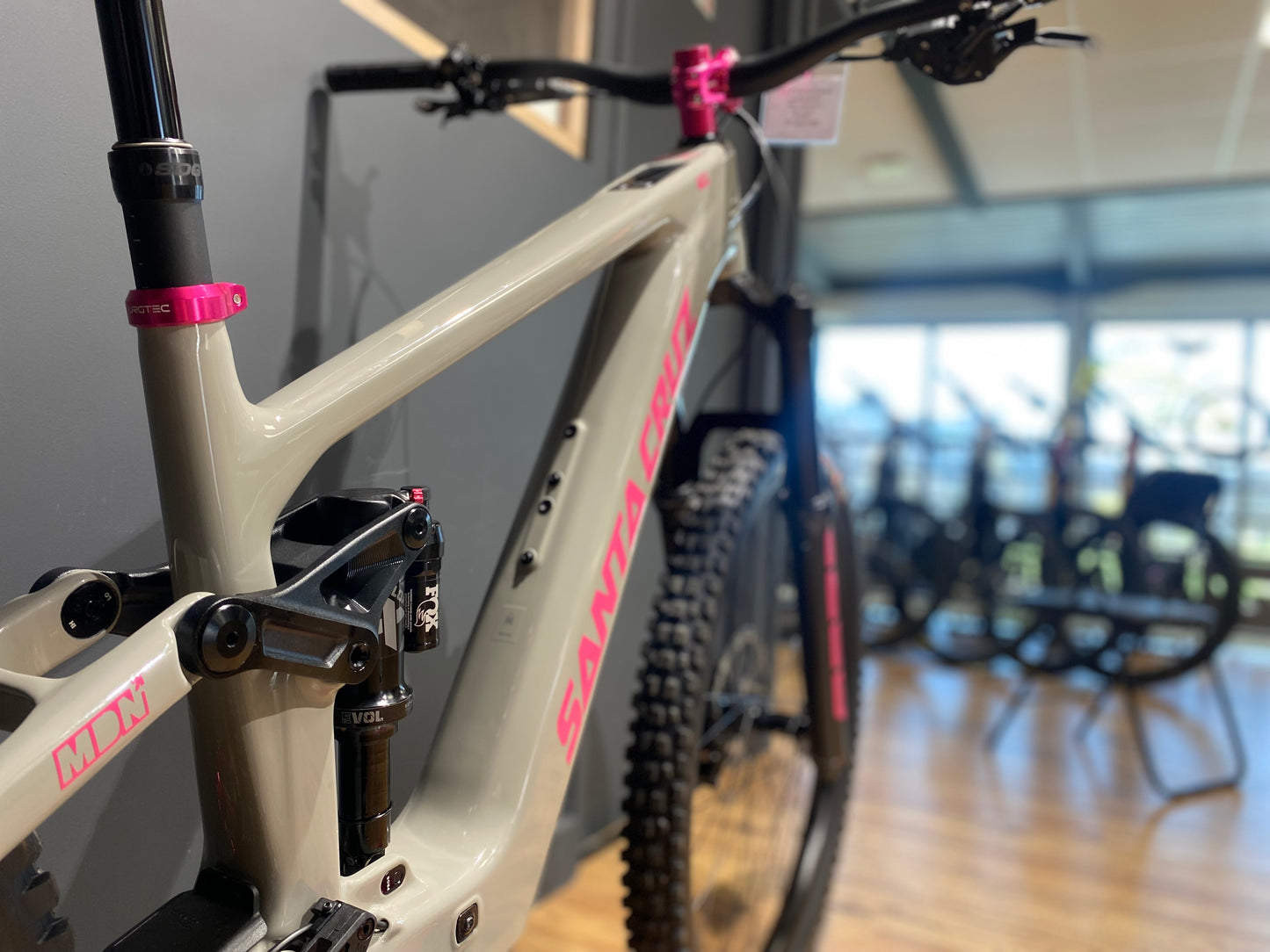 Santa Cruz Vala 70 - Pink Edition