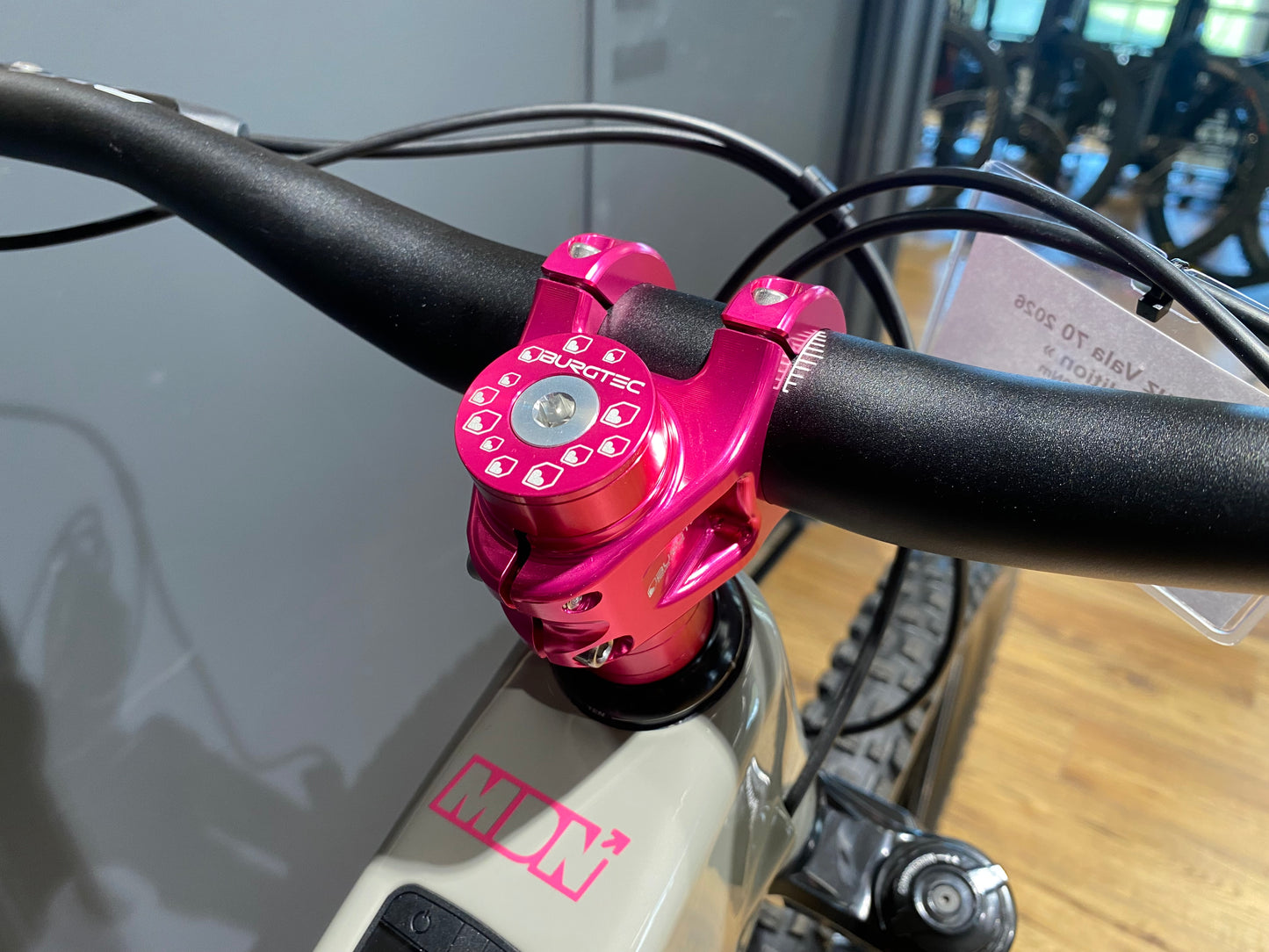 Santa Cruz Vala 70 - Pink Edition