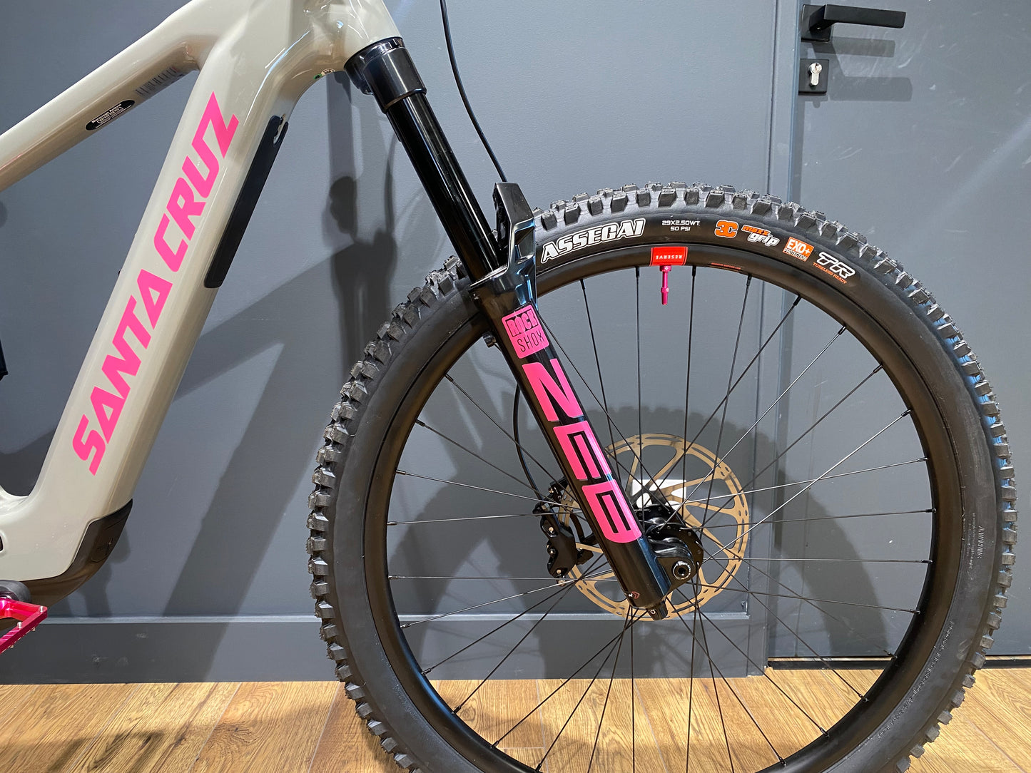 Santa Cruz Vala 70 - Pink Edition